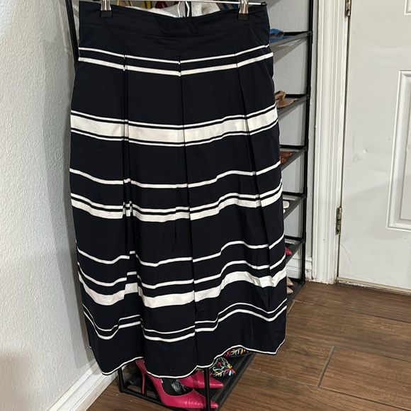 Ann taylor Beautiful skirt ,like new - Picture 2 of 4
